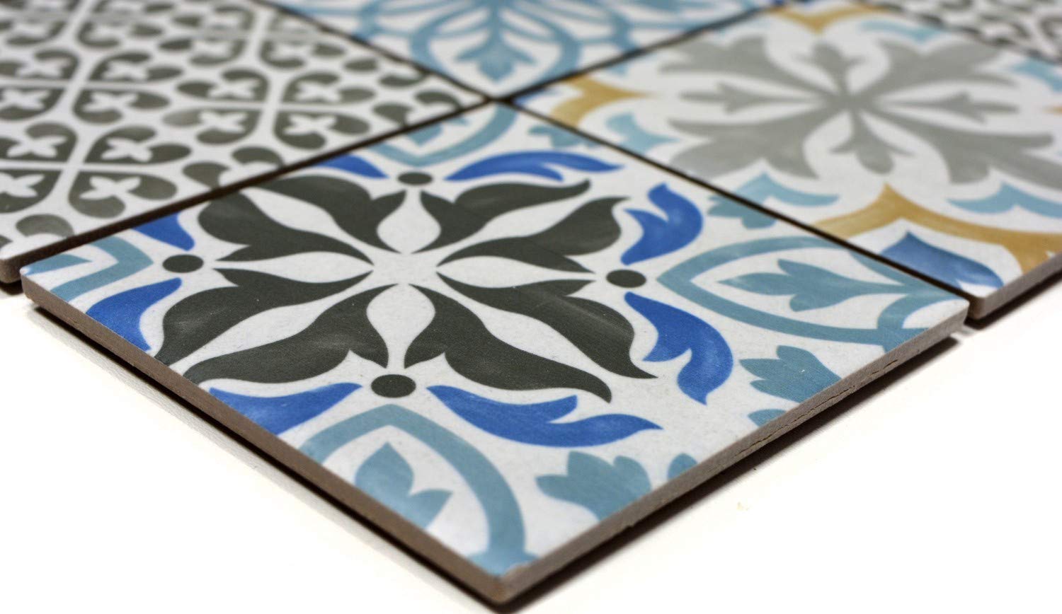 Zalina : Carrelage Mosaïque en Verre Bleu – Élégance et Résistance