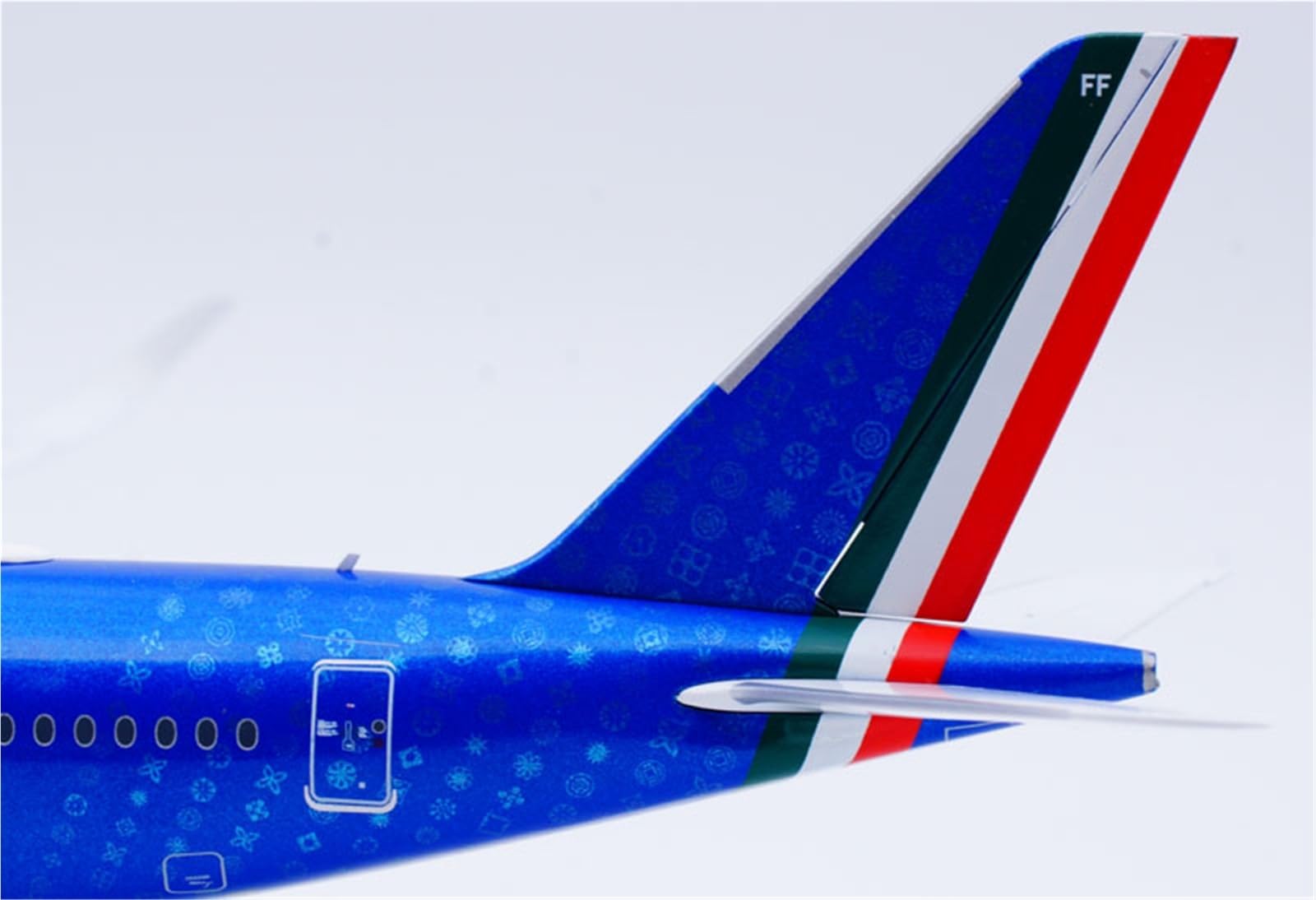 Nachbildung von Flugzeugmodellen für ITA Airways A350-900 Ei-IFF-Klappen, 1:200, Druckguss-Modellflugzeug –, 32 cm großes Sammlerflugzeug mit Ständer, Miniatur-Flugzeugmodell (Klappe)
