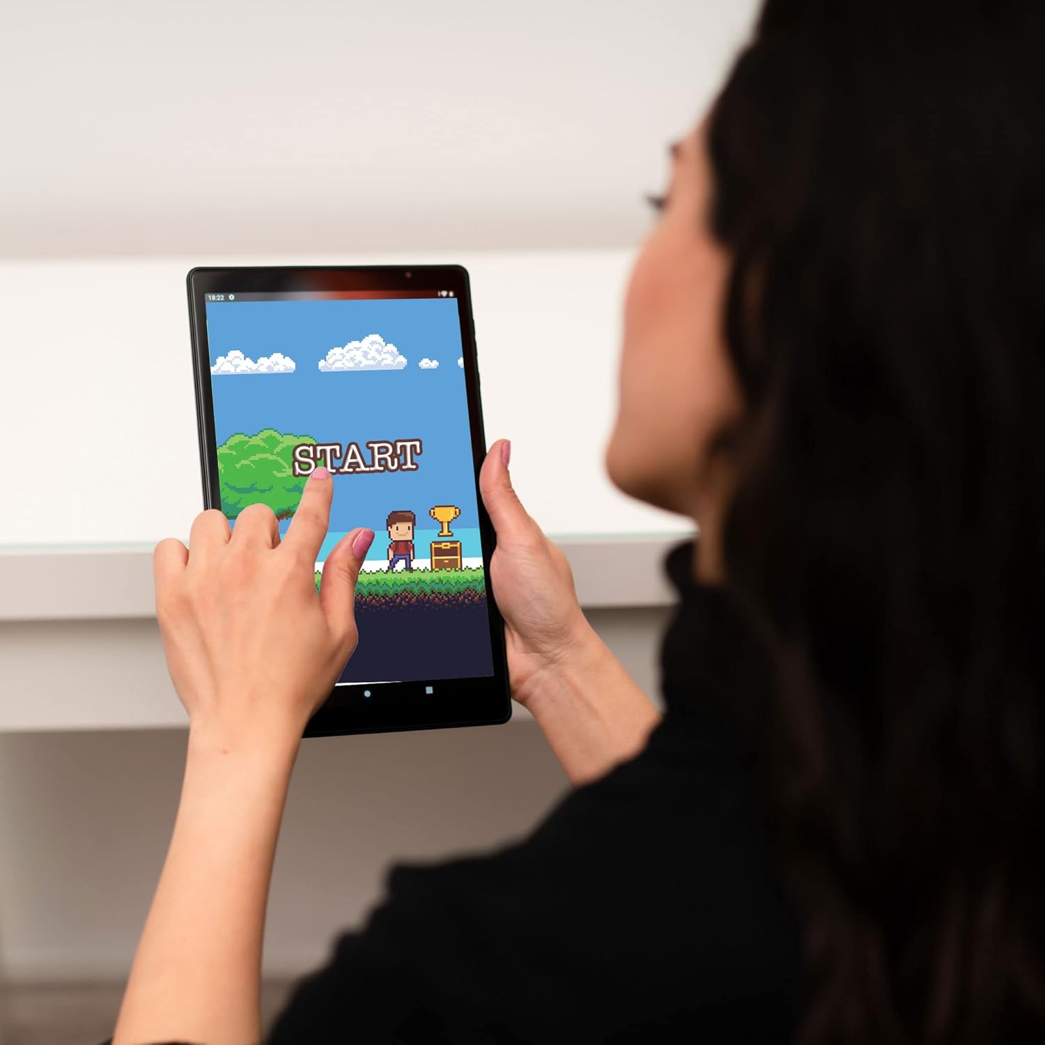 Person playing a mobile game on the Jay-tech G10.11 Tablet PC.