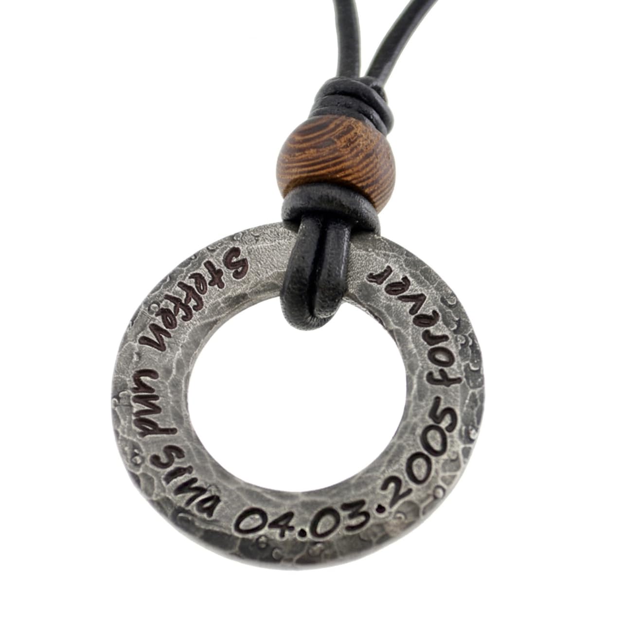Personalisierte Lederkette mit Gravur für Herren – Handgefertigter Edelstahl Donut-Anhänger (30mm) – Hammerschlag Optik & Antik-Finish – Individuelle Halskette mit Wunschtext – Schwarz/Braun