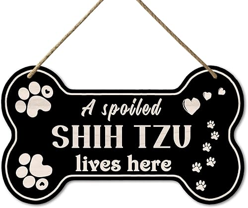 Letrero decorativo de madera con texto en inglés A Spoiled Shih Tzu Lives Here, divertido letrero decorativo para colgar perros en mal estado, placa