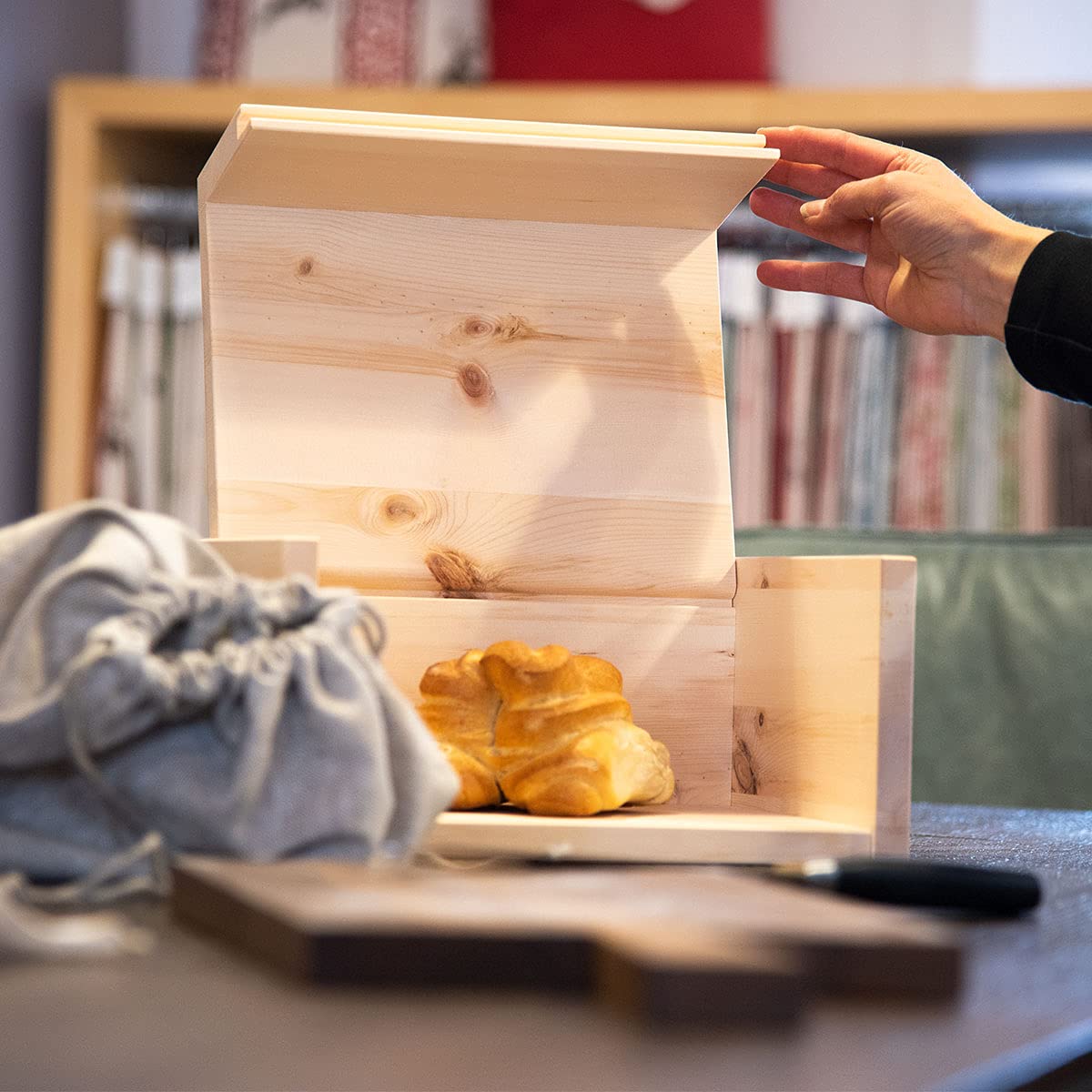 Hochwertige Brotdose aus massivem Zirbenholz - Brotkasten mit aufklappbarem Deckel - plastikfrei & nachhaltig - Handarbeit aus Österreich
