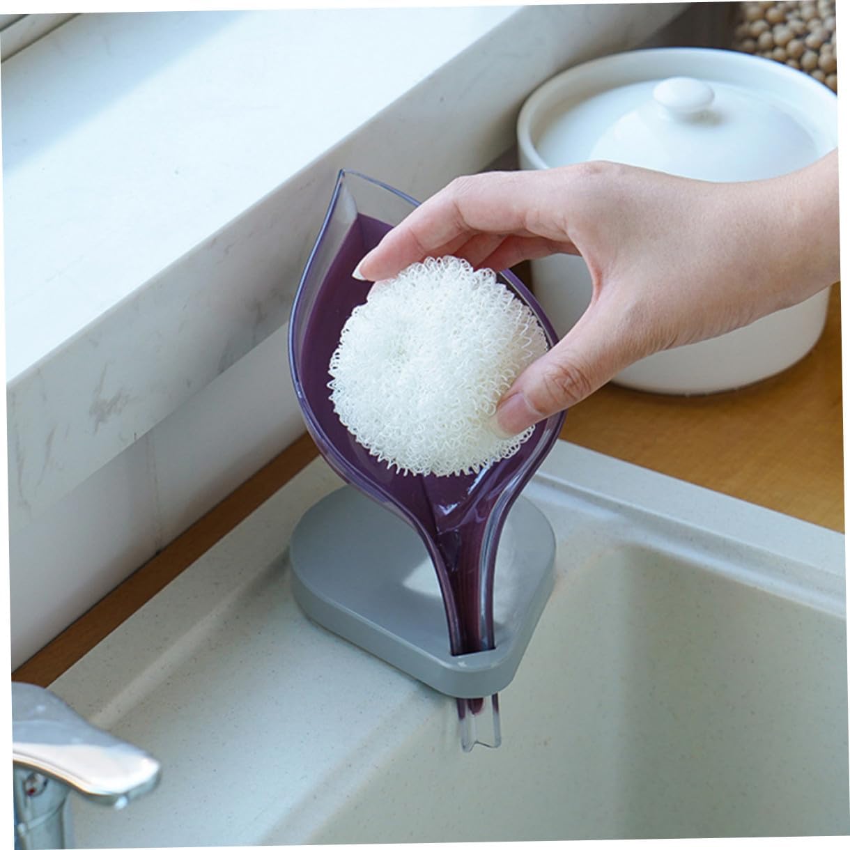 2pcs Leaf Shaped Soap Holder with Suction Cup Self-draining Soap Dish for Bathroom and Kitchen Sink Stable Construction Random Color Sponges and Small Accessories Random Color