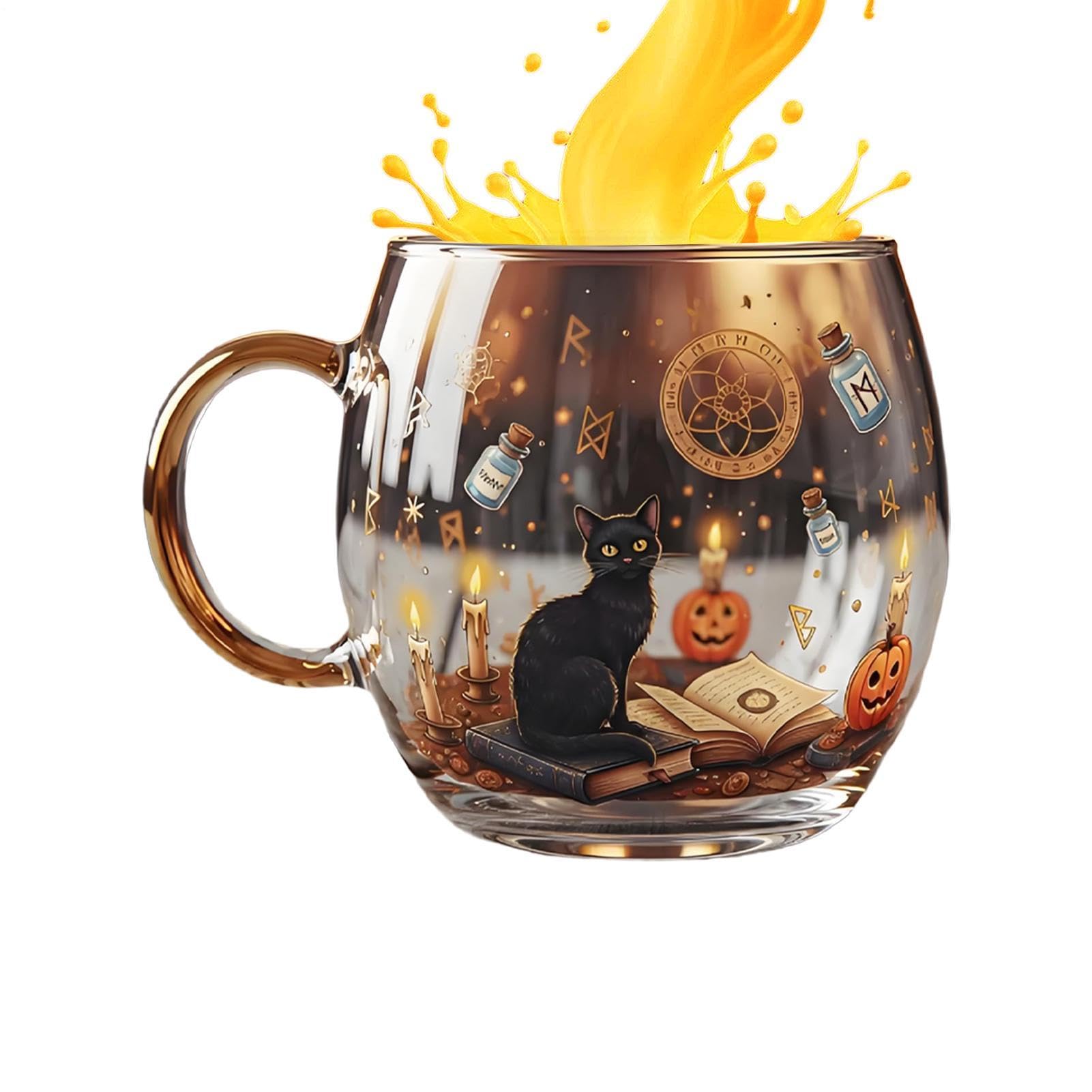 Tasses d'Halloween et mug de thé avec fantôme sur chemin hanté