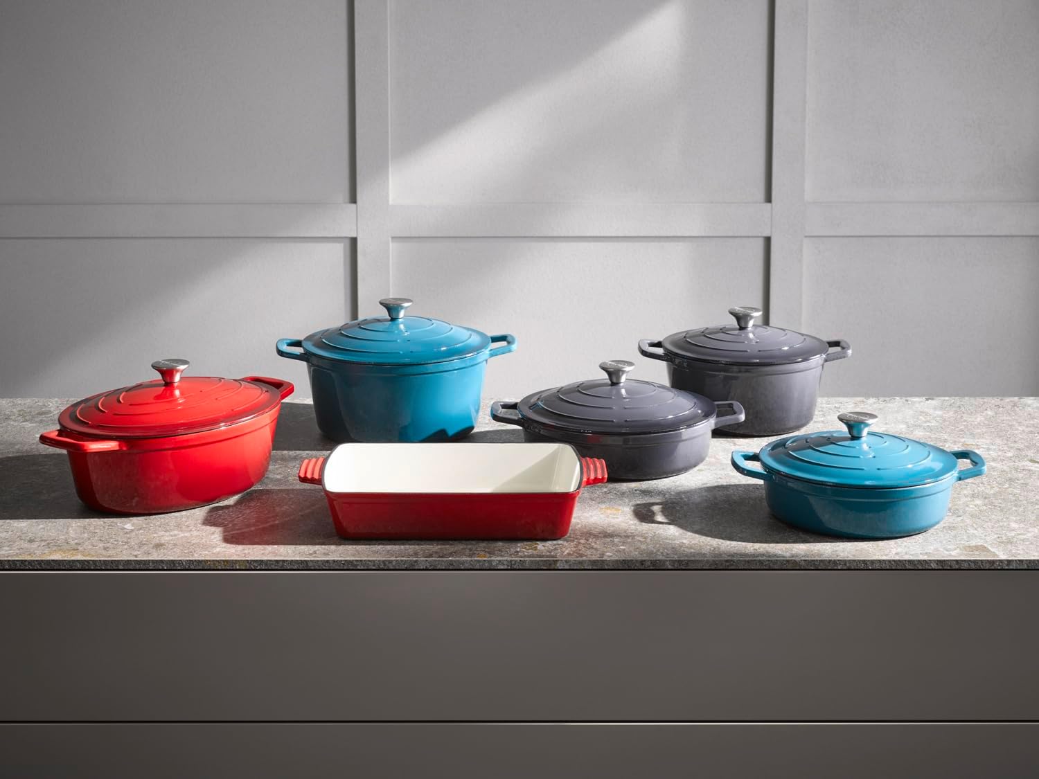 APS 88316 "5 STARS" Roasting Dish with Lid Cast Iron Suitable for Induction Cookers Oven Safe with Lid Holder 33 x 25 cm 5 Litres Turquoise
