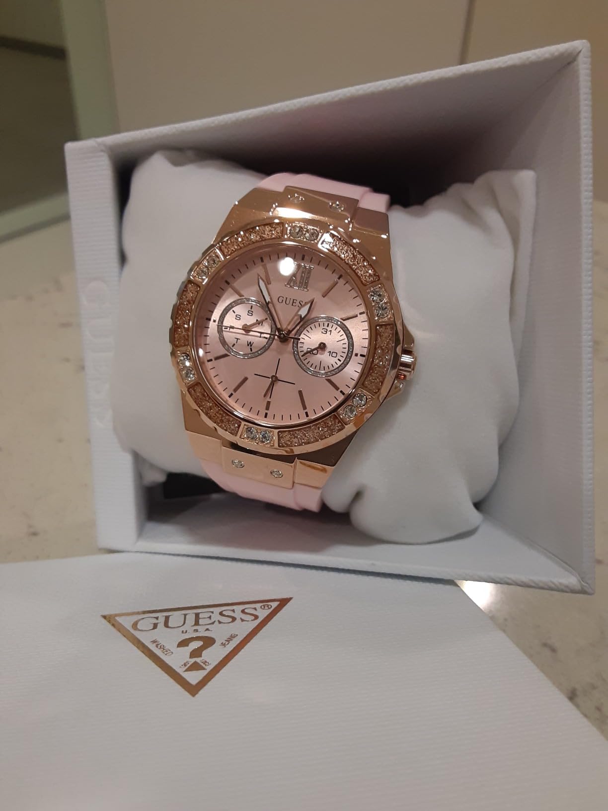 Visual lateral e fecho relógio Guess