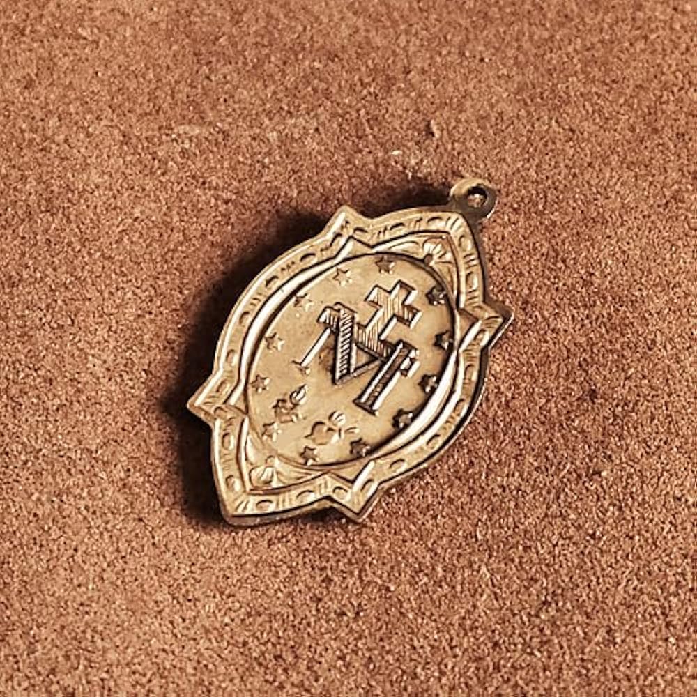 Amazon.co.jp: 聖母マリア 真鍮チャーム (エンブレム）グアダルーペ