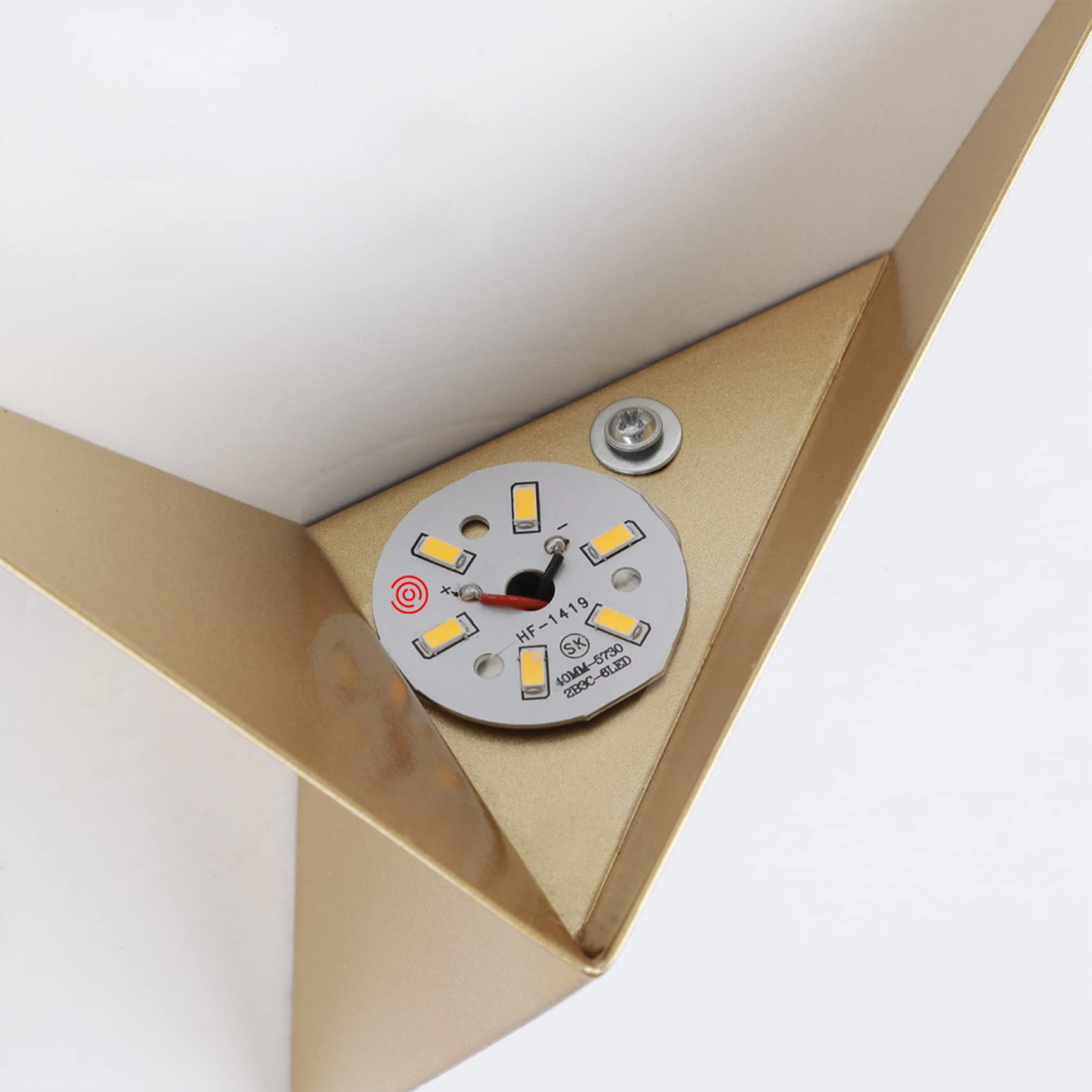 Applique Murale Doré LED Triangle Moderne en Fer, Lumière Chaude