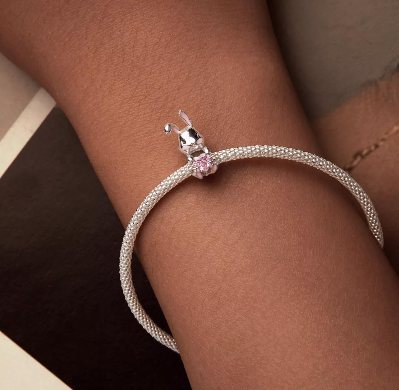 Carino coniglietto che tiene in mano un cuore d'amore Charm Bead in autentico argento Sterling 925 compatibile bracciale