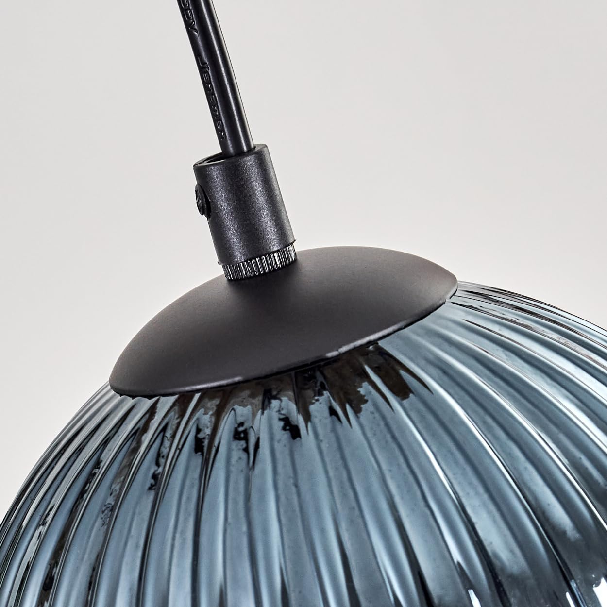 HOFSTEIN Pendelleuchte Koyoto, 5-flammige Hängelampe aus Metall/Holz/Riffelglas in Schwarz/Natur/Kupfer/Blau/Grün, Hängeleuchte m. Glasschirmen/Holzbalken, max 150cm, E27, Esszimmer, Wohnzimmer, Küche