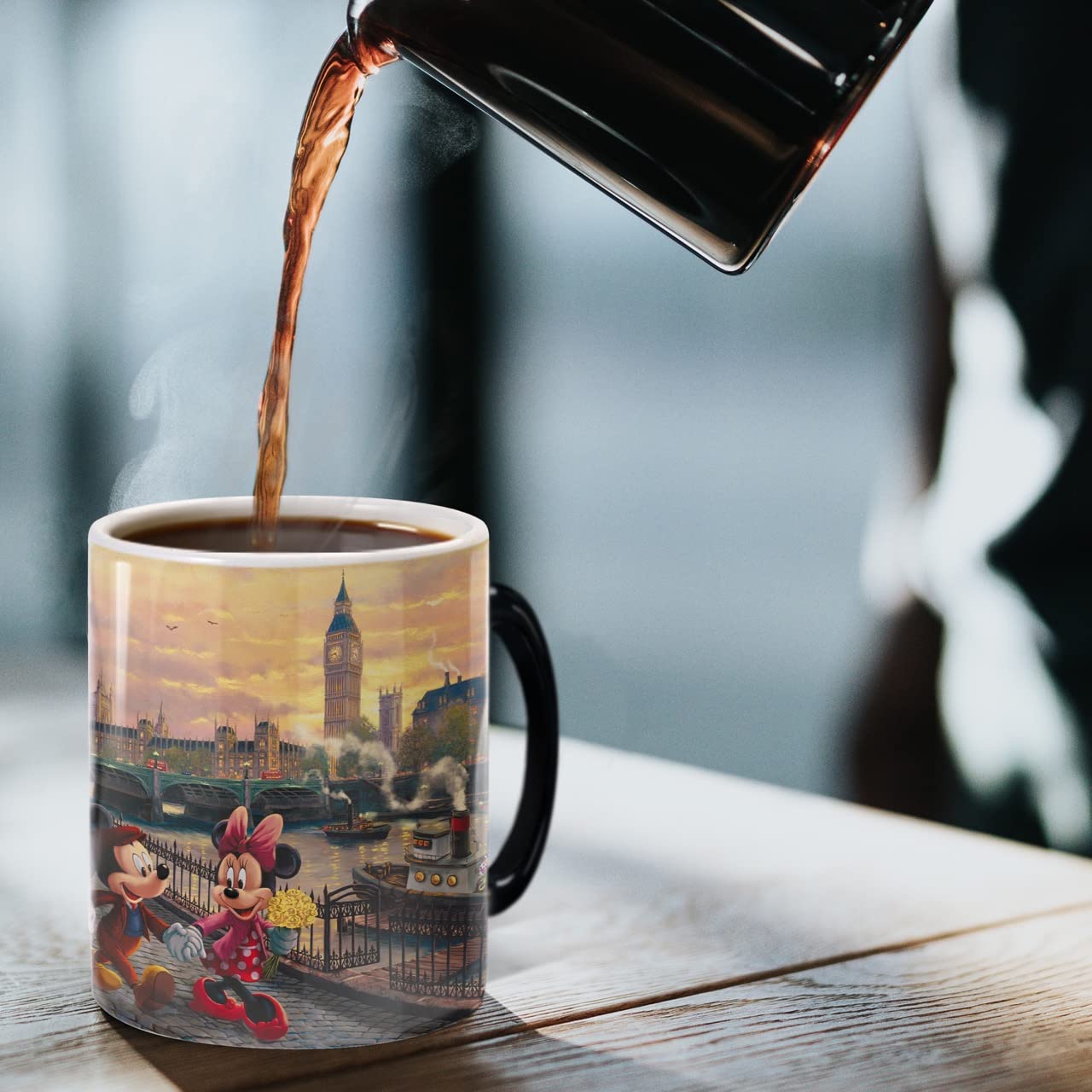 Morphing Mugs Disney - Mickey y Minnie en Londres - Thomas Kinkade Studios - Una taza de cerámica que cambia de color de 325 ml - Imagen revelada cuando se añade líquido caliente