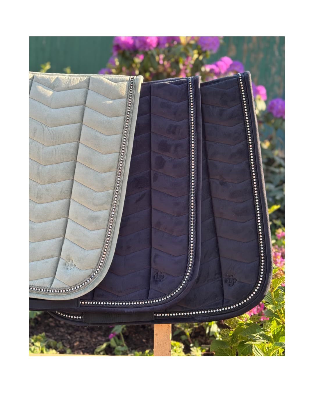 4Horses Dressurschabracke Leeds, atmungsaktive Schabracke mit Coolmax-Futter, Schaumstoffpolsterung, Polyfill und Klettschlaufen