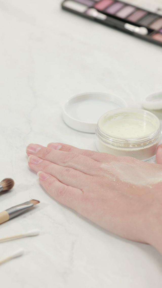 Image of Mario Badescu Special Healing Blemish Repairing Face Powder for Oily and Troubled Skin, Reduces T-Zone Shine, Decongests Pores and Balances Excess Oil, Gentle Sulfur Powder for Skin Care