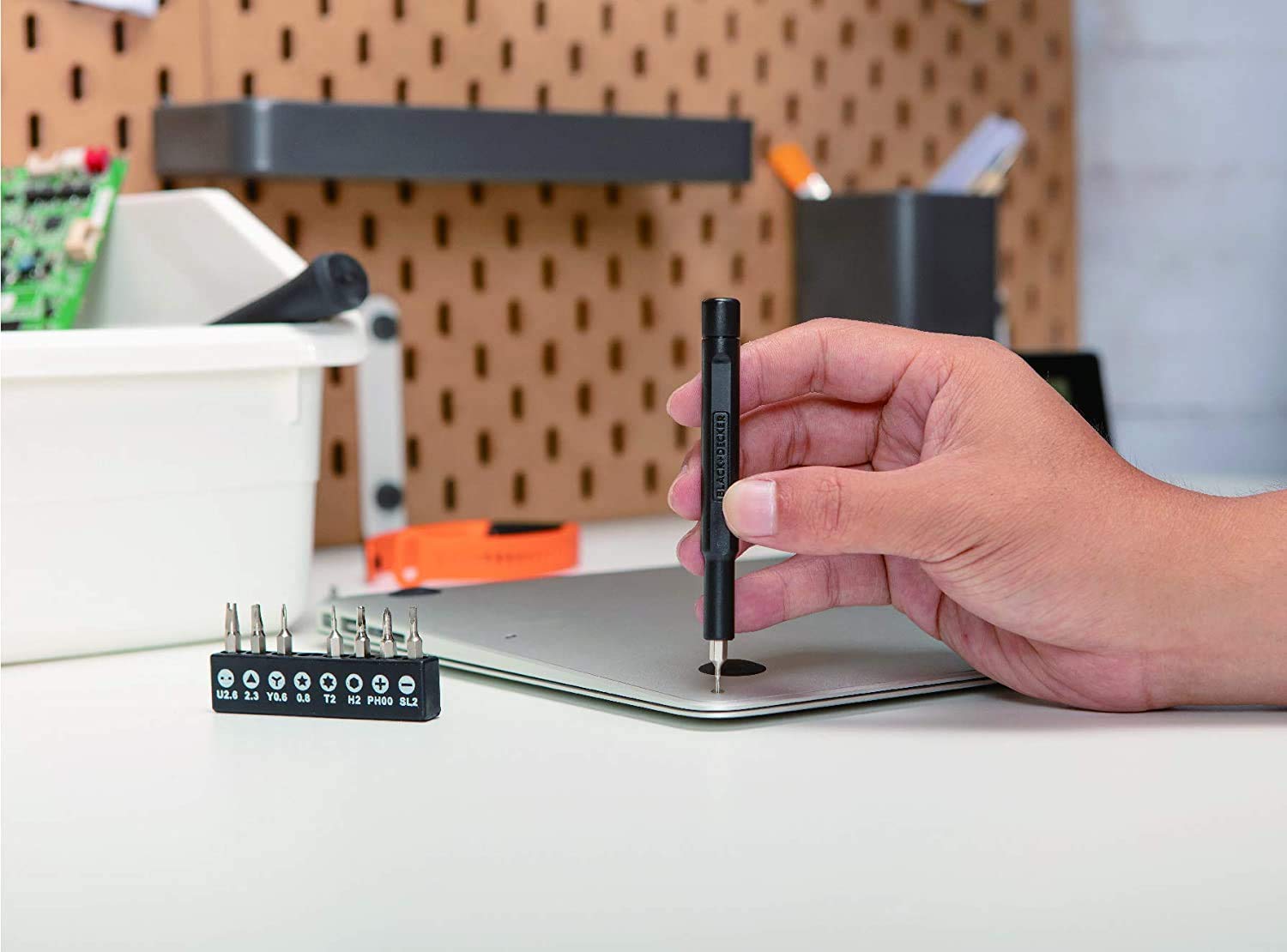 BLACK AND DECKER nowy akumulatorowy śrubokręt litowo-jonowy AI ze sprzęgłem elektrycznym i inteligentnym systemem momentu obrotowego (27 akcesoriów)