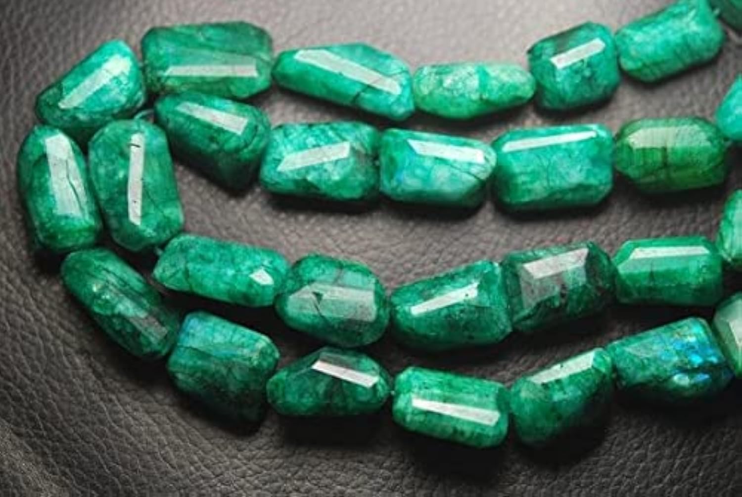 Pierre de lune verte facettée pour création bijoux haute joaillerie