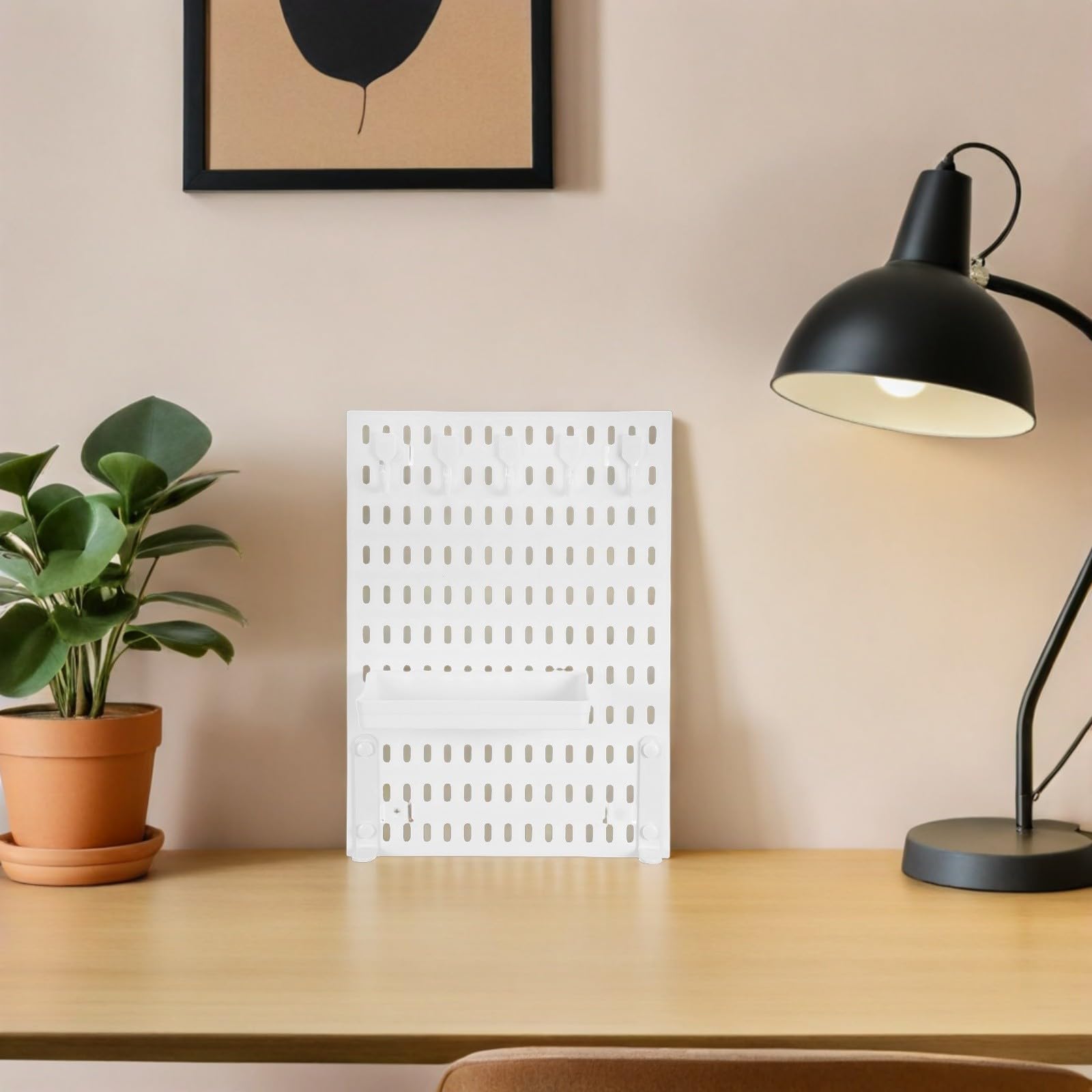 HOMSFOU Organizador de Escritorio y Compartimentos Múltiples Ajustable con Abrazadera de Plástico Blanco, Tablero Perforado con Ganchos para Dormitorio y Oficina
