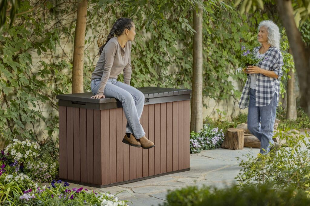 Keter Darwin Gartenbox 662L Braun – Wetterfeste Outdoor Aufbewahrungsbox in Holzoptik, abschließbarer Deckel mit Hydrauliksystem, UV-geschützt, wartungsfrei, Sitzgelegenheit für 2 Personen
