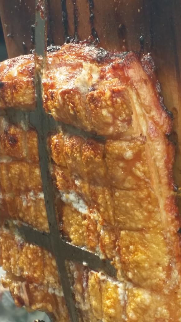 Flammlachsbrett aus Buchenholz - Extra breites Flammlachsbrett für Feuerschale & Feuerplatte - Sichere Räucherbrett Flammlachs Halterung - Edles Flammlachs Brett mit robuster Edelstahl Halterung