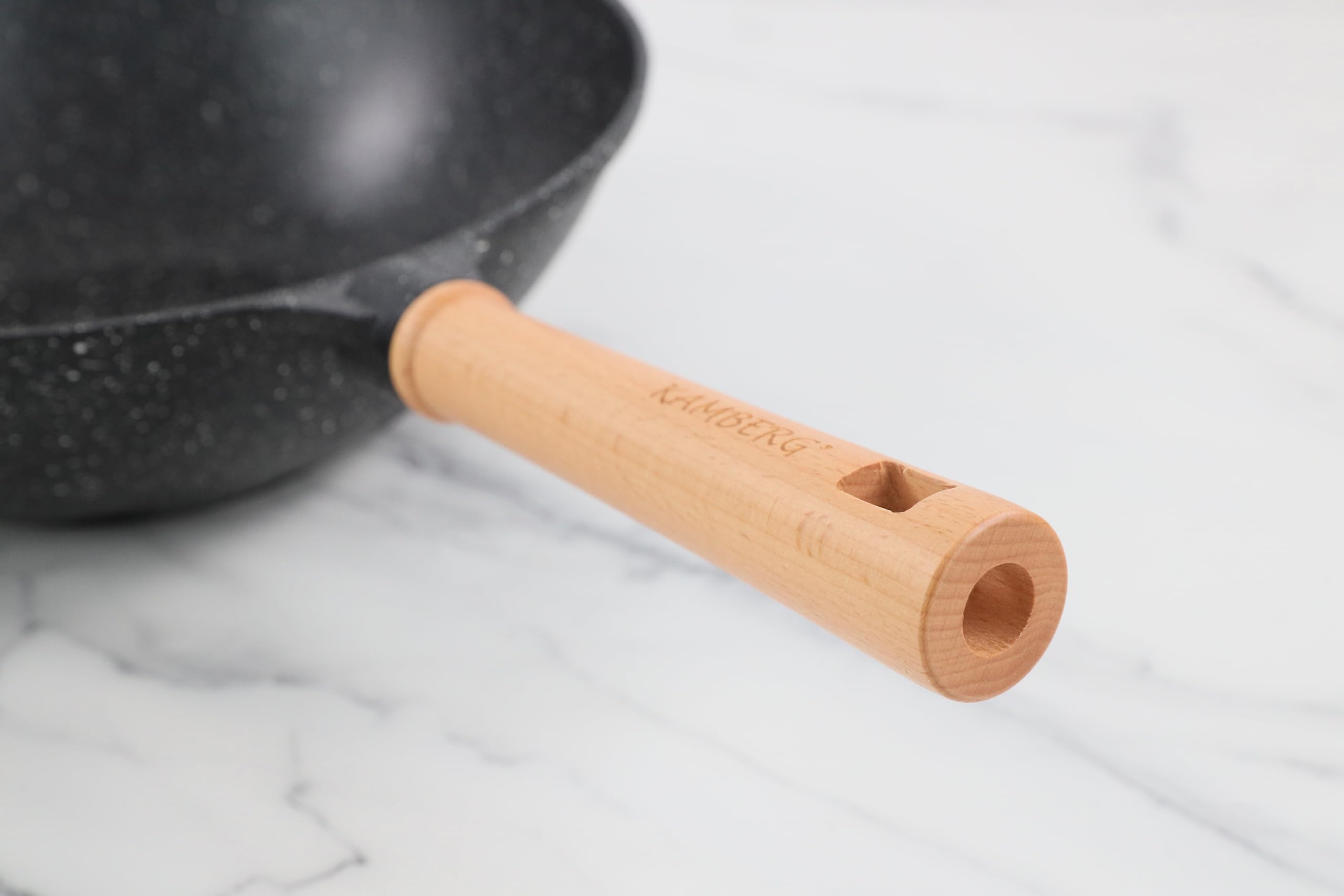 KAMBERG - Wok 32 cm - 5,0 litri - Manico fisso in legno - Ghisa di alluminio - Rivestimento in pietra - Coperchio in vetro - Tutti i fuochi inclusi induzione - Senza PFOA - 0008220