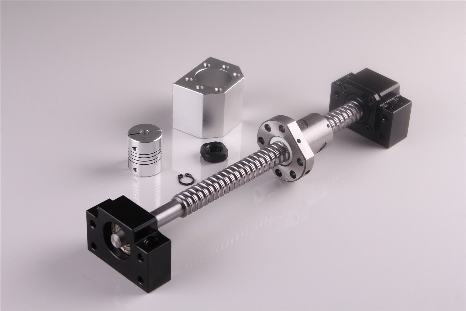 SFU1605 Vis à billes en acier inoxydable 550 mm avec support BK12/BF12, boîtier écrou et embrayage pour automatisés