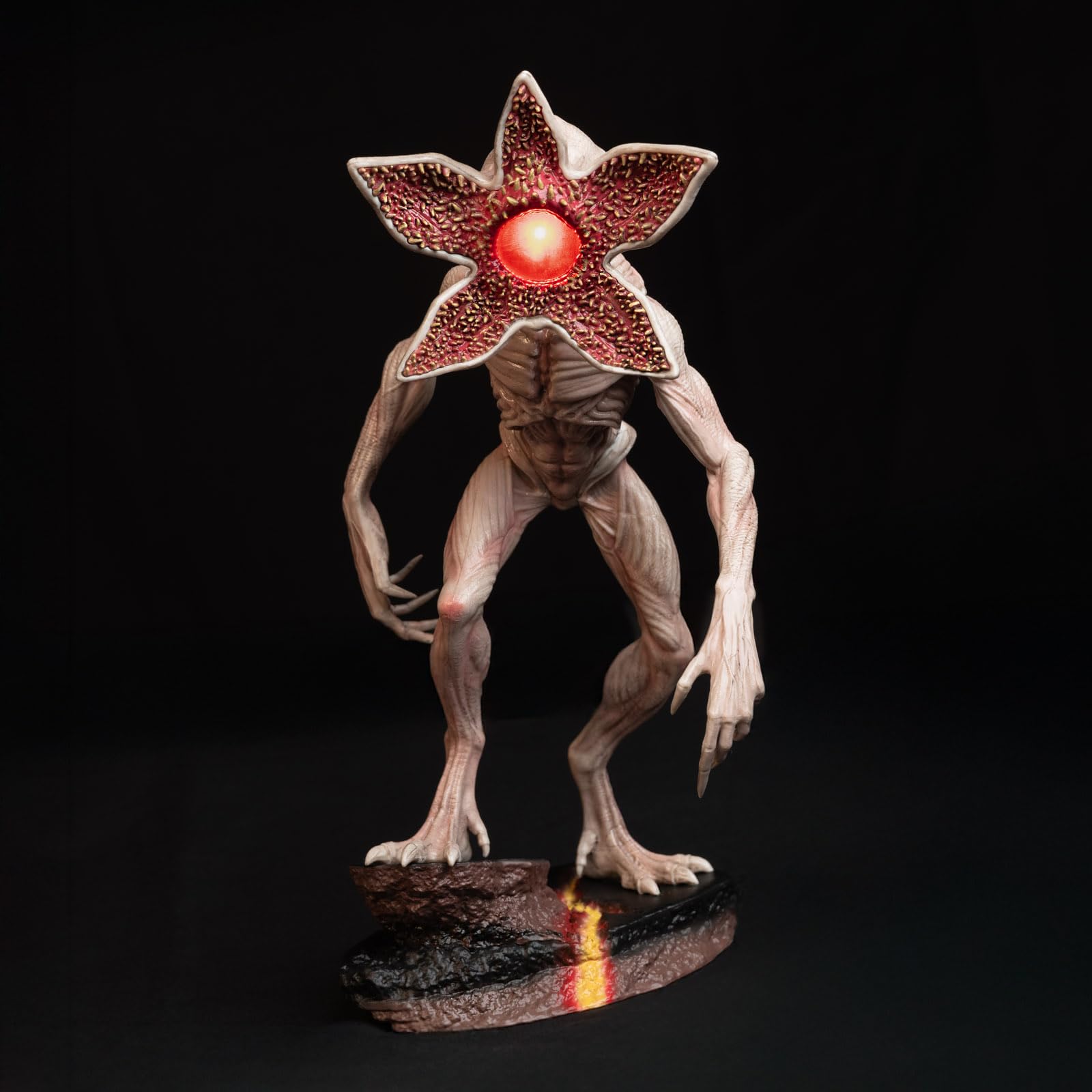 Lampara Stranger Things Demogorgon figura - Lampara Escritorio Gaming o Mesita de noche Con Luz LED roja (USB o Bateria) Decoracion habitacion : Regalo Friki │ Stranger Things Merchandising (34x19 cm)