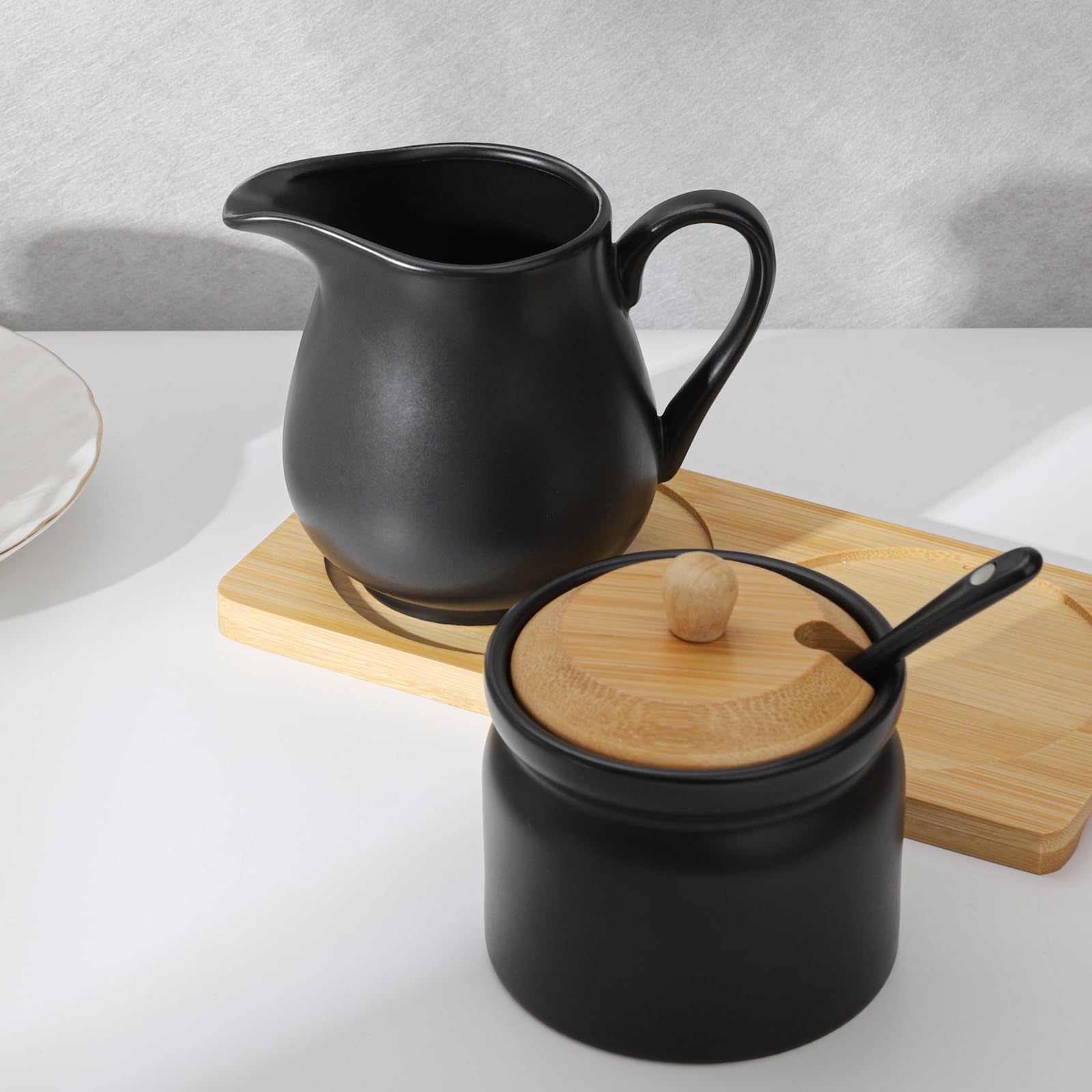 Juego de azucarero y crema de cerámica, azucarero negro con tapa y cuchara, jarra de crema con bandeja, juego de servir té y café para bar, hogar, cocina, oficina (negro)