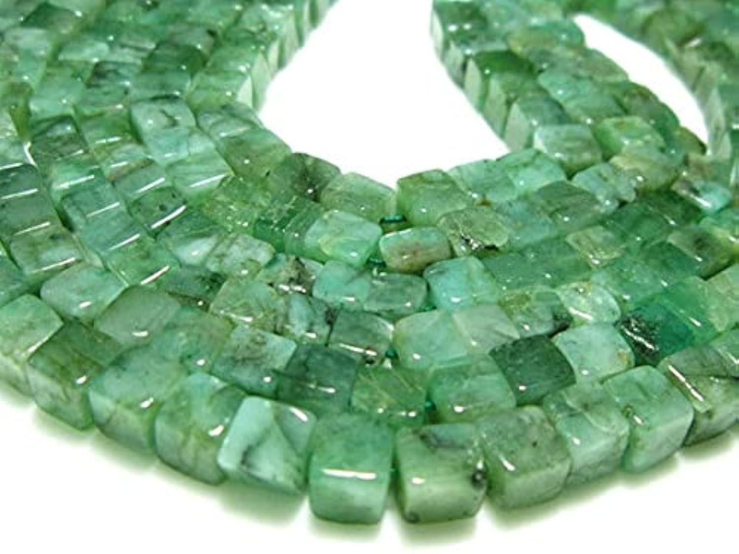 Émeraudes en cubes lisses de 5mm pour la création de bijoux haut de gamme uniques