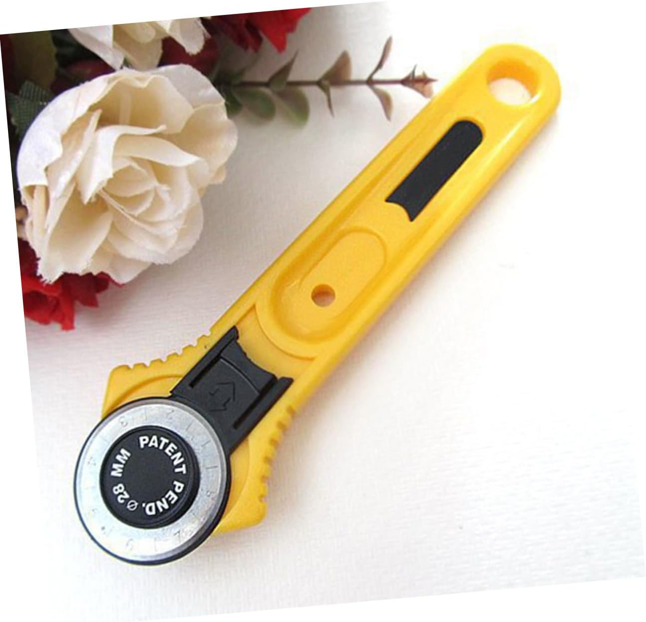 2pcs Rotary Cutter Set 28mm 45mm Manual Wheel Cutters for Leather and Cloth Cutting, Yellow and Black Handle, Sewing and Craft Tools for DIY Quilting and Fabric Cutting