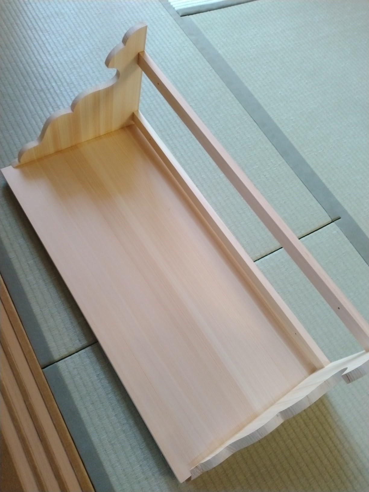 Amazon|神棚 棚板 幅約76cm 【大サイズ】 日本製 雲形の横板が荘厳な神棚板 木製壁/石膏ボードも対応 大和神棚板 桧 ひのき 簡単 ...