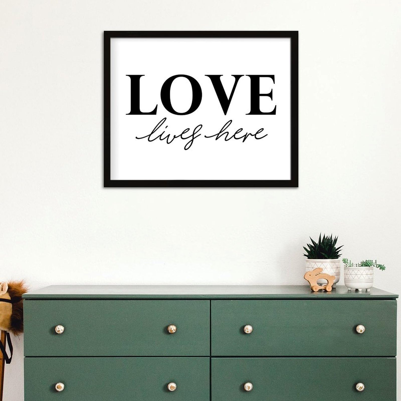 Decorazione da parete in legno da appendere con scritta in lingua inglese "Love Lives Here" (lingua italiana non garantita), cartello da parete in legno, 40,6 x 50,8 cm, scrittura, biblica, cartello