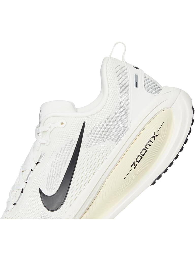 White Nike Vomero 18