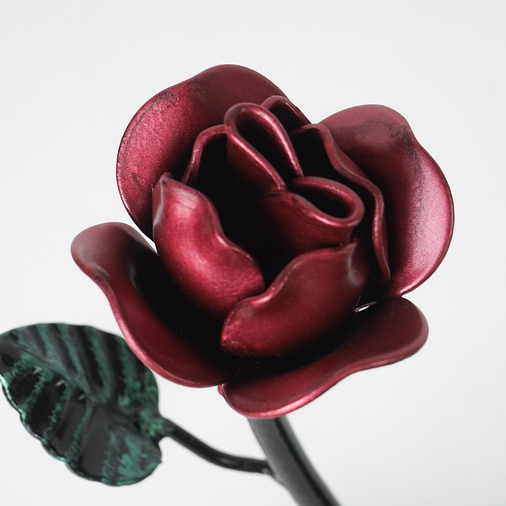 Aoneky Rosa in Ferro con Piedistallo - Rosa Eterna Forgiato a Mano - Scultura Rose Retro Regalo per Donna, San Valentino, Festa della Mamma Natale Anniversario Matrimonio di Bronzo (Rosso)