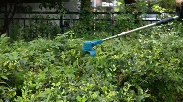 Amazon | 充電式草刈機 無線 21V高出力モーター搭載 4種類の替刃付き