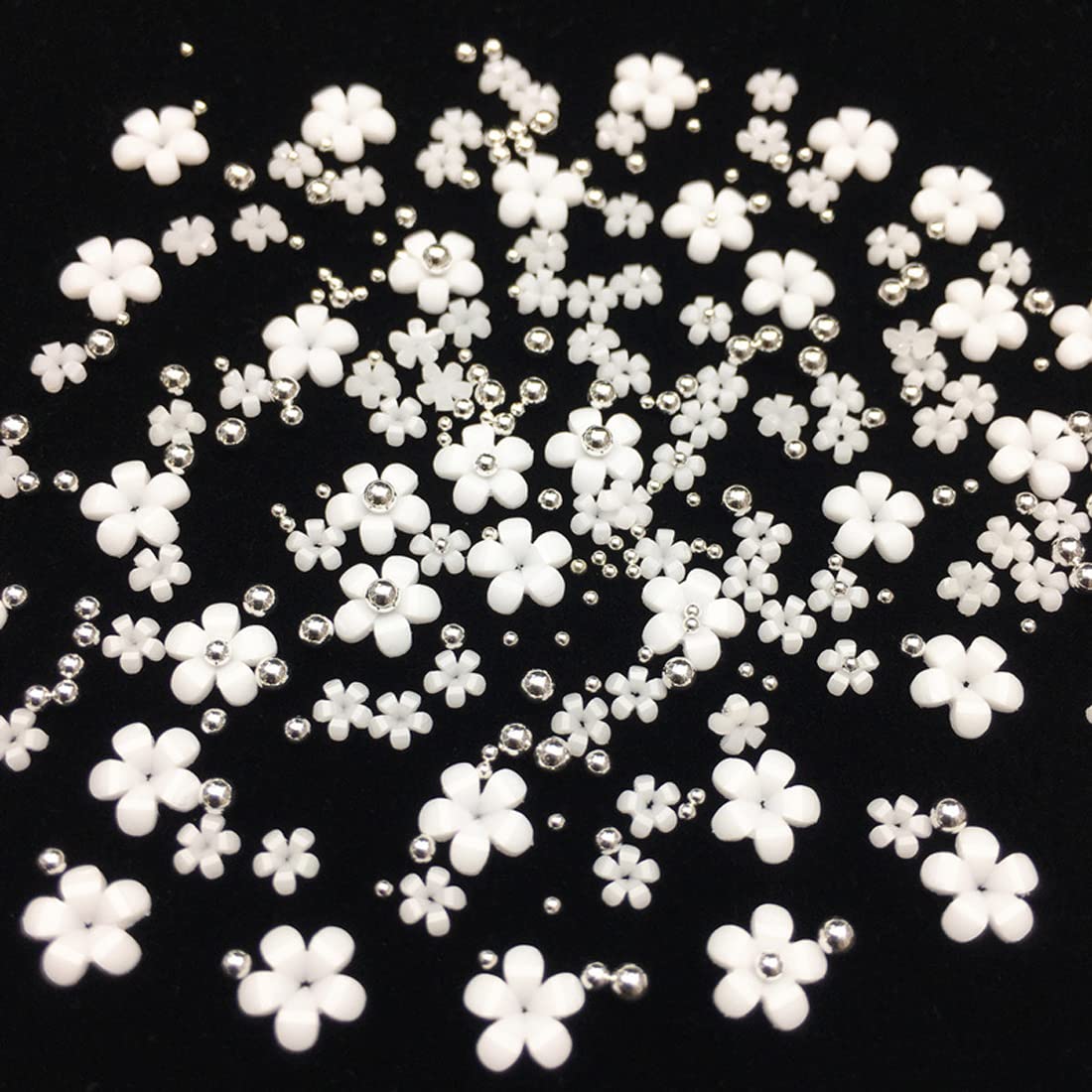 1000pcs Acrylic White Flowers Mixed Size Nail Art Charms with Gold Silver Beads for Nail Studs Decoration (flowers with silver beads)