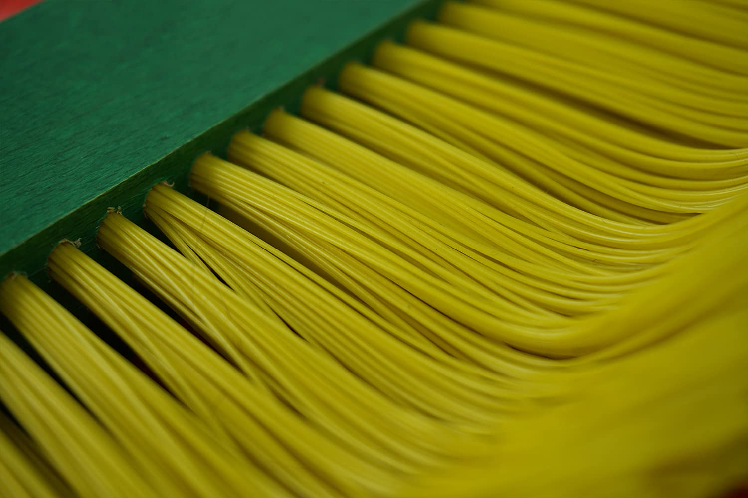 Novaliv Scopa per artigli in legno, 40 cm, con setole in plastica, colore nero, manico in legno