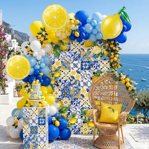 Arche de ballons citron et fond Côte Amalfitaine pour fête d'été