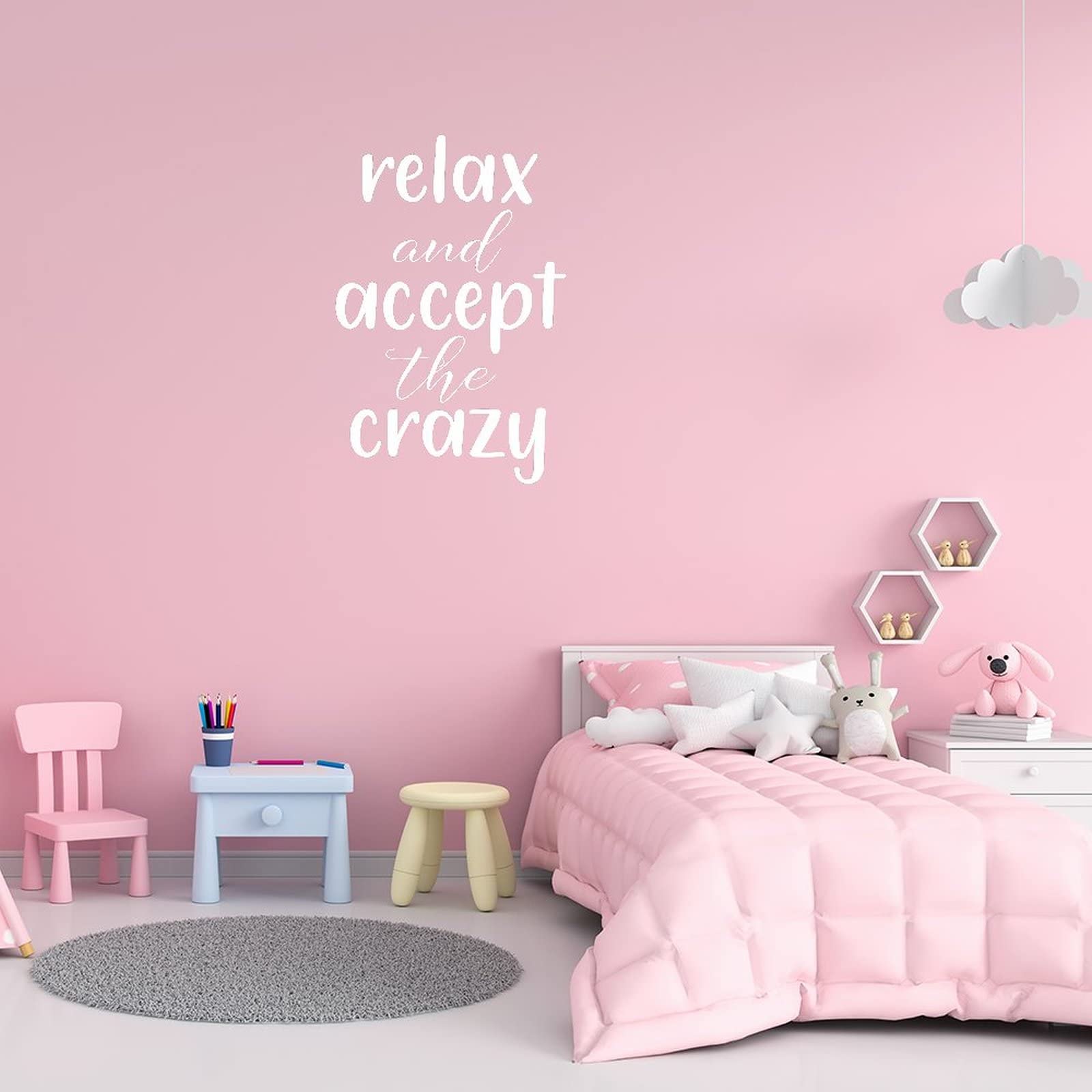 Stickers muraux inspirants pour habiller un mur vide de salon facilement