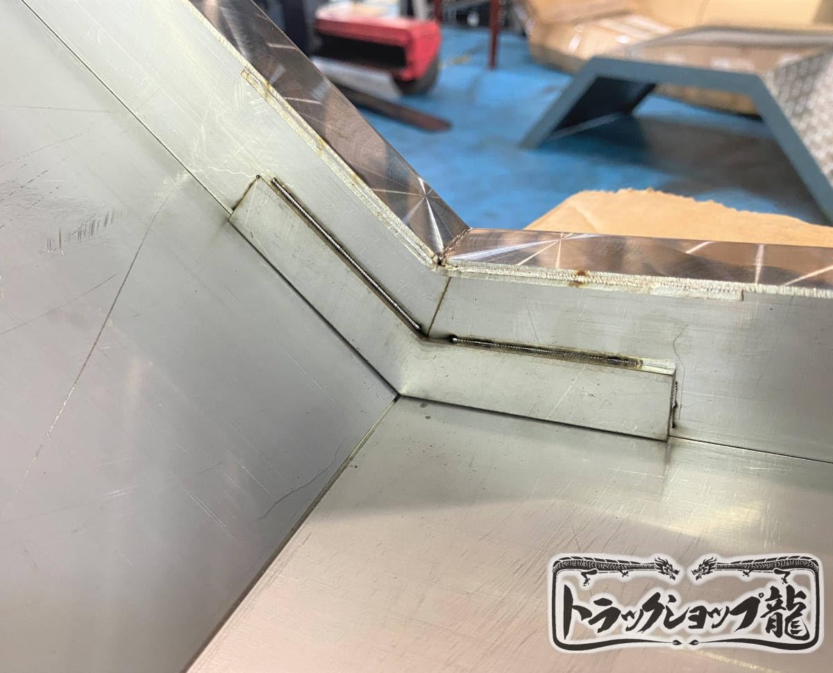 Amazon.co.jp: 4トン 中型 トラック リアフェンダー 鱗柄 ステンレス 
