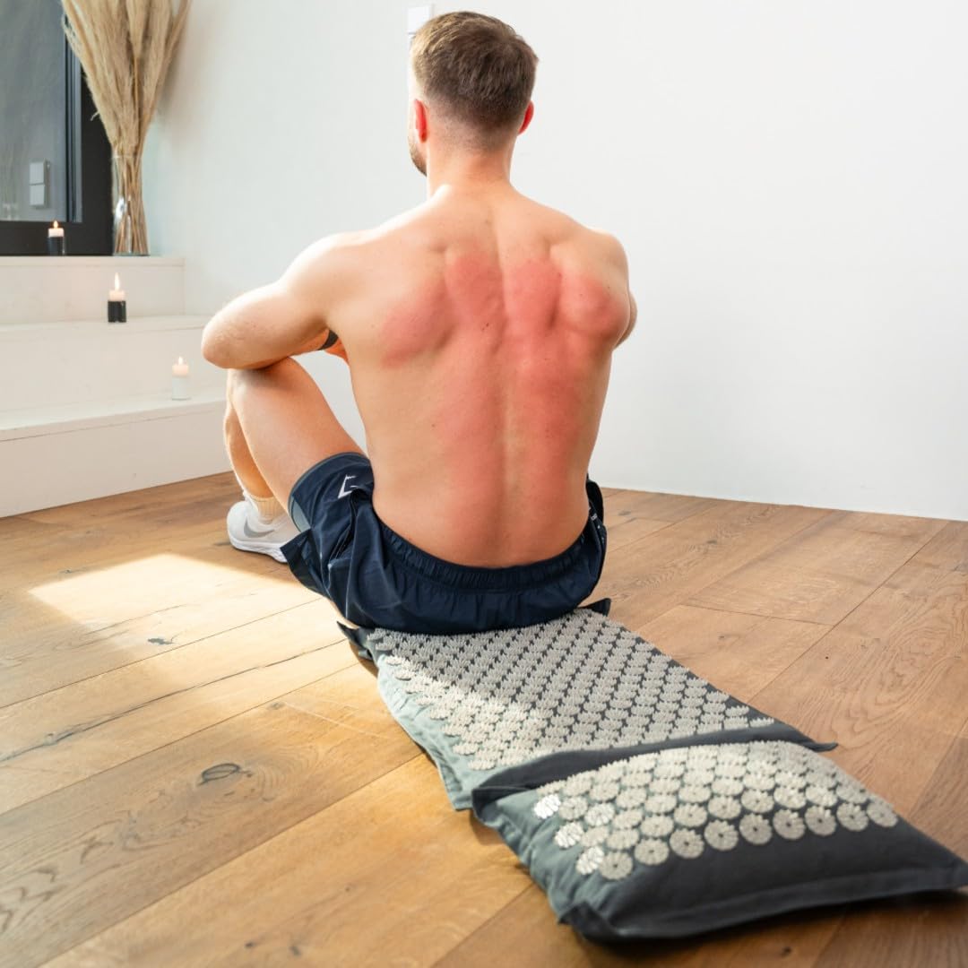 NEOLYMP Akupressurmatte mit Kissen und Eingewöhnungstuch, gefüllt mit Kokosfasern und Buchweizen - Massagematte mit 7.452 Druckpunkten - Videoanleitungen mit Akupunktur Matte Übungen (dunkelgrau)