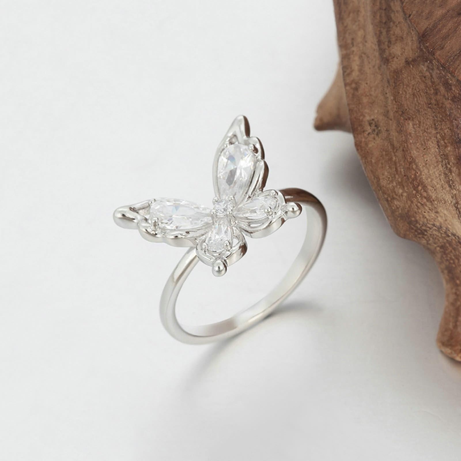 Alianzas de oro blanco Au750 de 18 quilates con gota de moissanita y mariposa