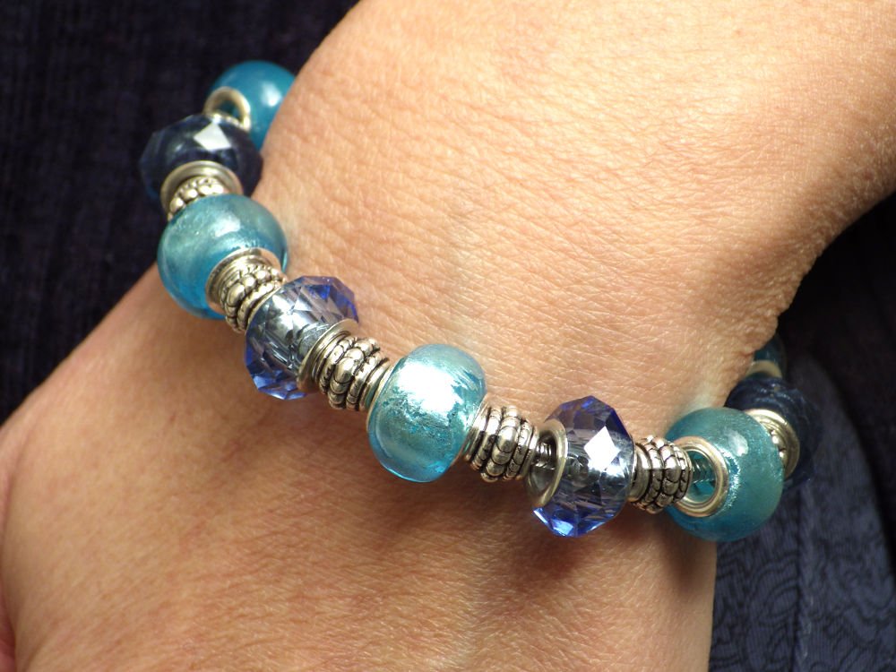 Pulsera Thurcolas Charms para mujer modelo Manhattan acero inoxidable con cuentas de vidrio azul