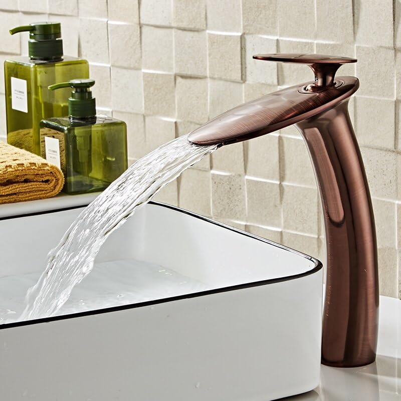 Robinet évier cascade pour une salle de bains zen et moderne monotrou