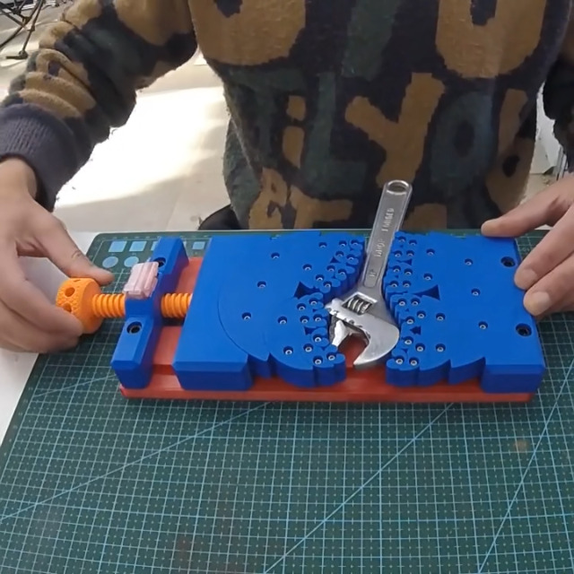 ユニバーサルベンチモノポッド　3Dプリンター製 Amazon.co.jp: Jieoto フラクタルベンチバイス 3Dプリントハンドメイド