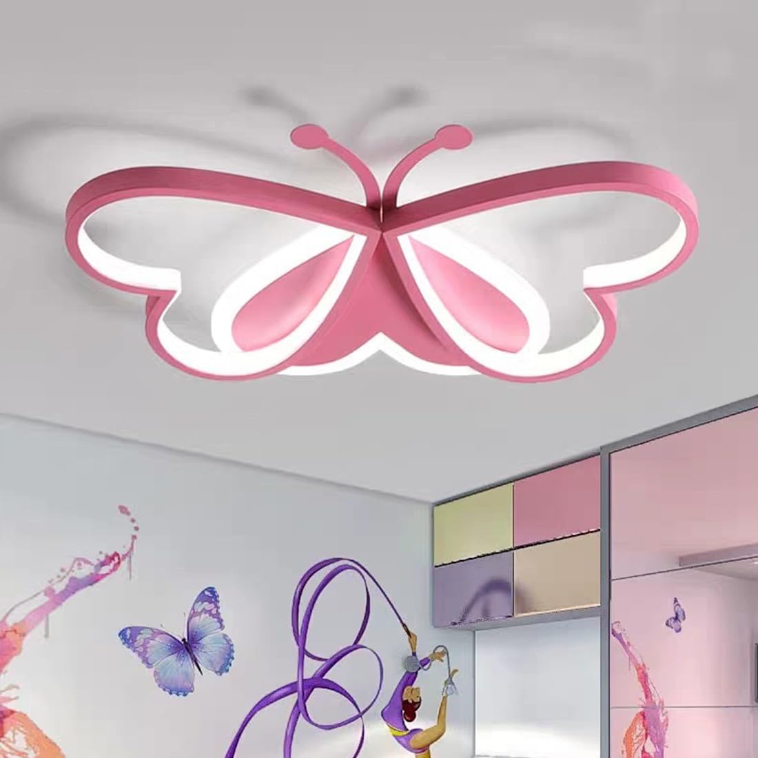 Chandelier LED papillon rose de 50 cm pour illuminer avec douceur une chambre de petite fille
