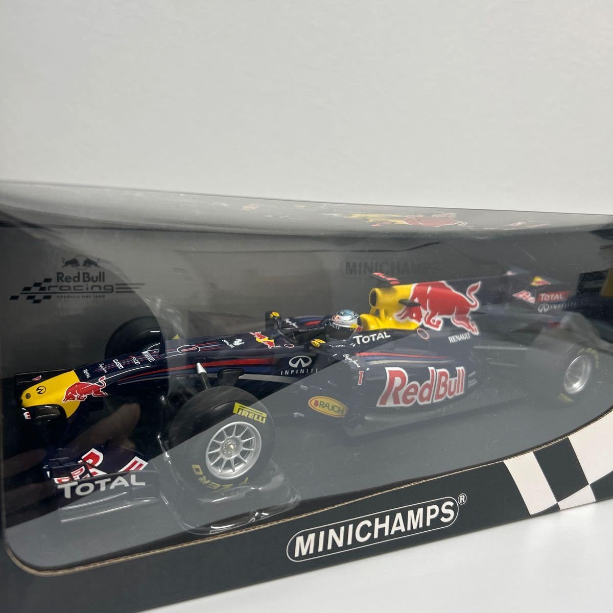 MINICHAMPS 1/18レッドブル セバスチャン・ベッテル RB7
