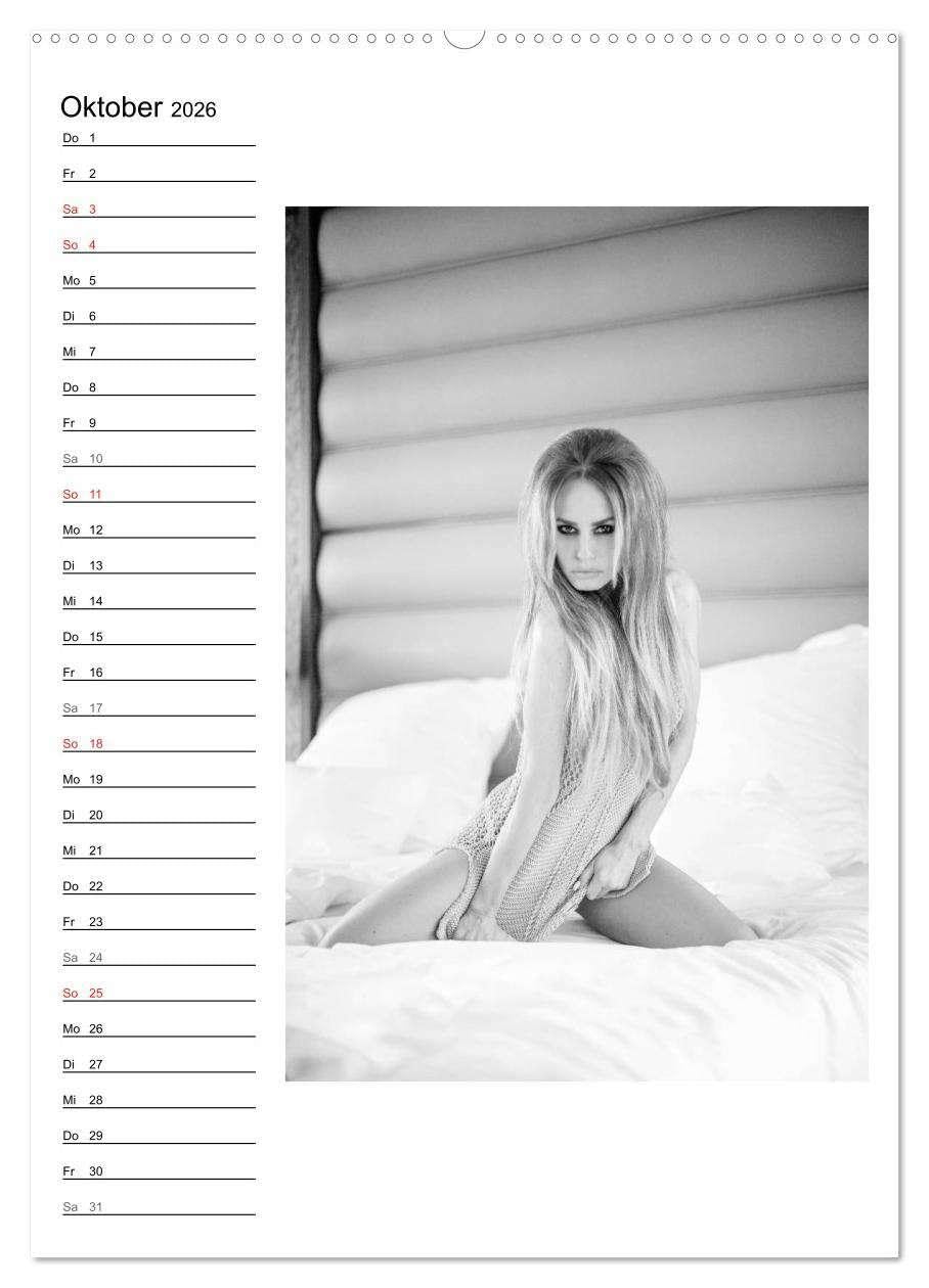Mode in schwarz und weiß (Wandkalender 2026 DIN A2 hoch), CALVENDO Monatskalender: Bekleidung in Szene gesetzt - schwarz und weiß