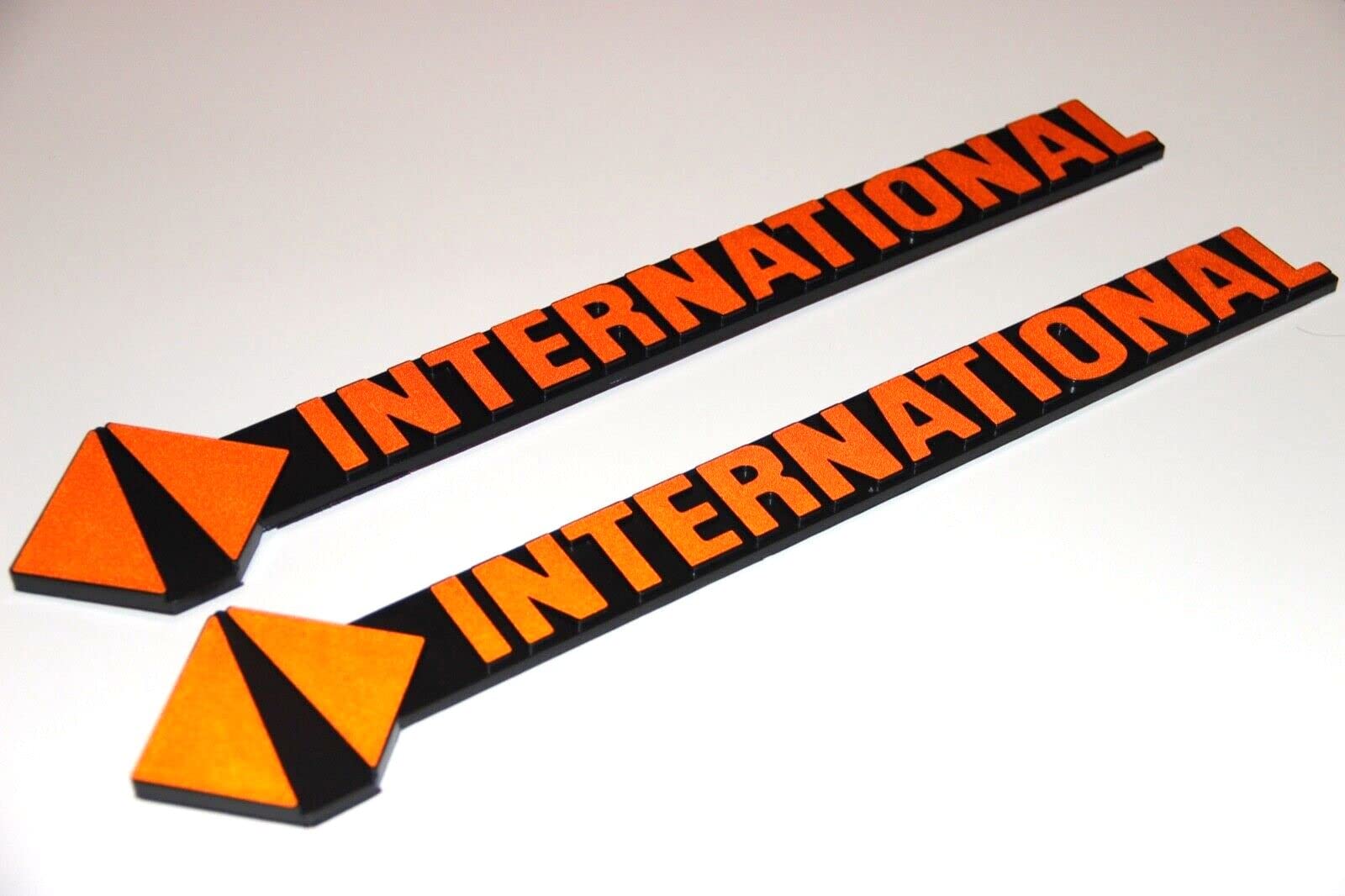 Legion Part Store - Juego de accesorios para emblema lateral internacional, color naranja, adorno de plástico, placa de identificación adhesiva 2EA