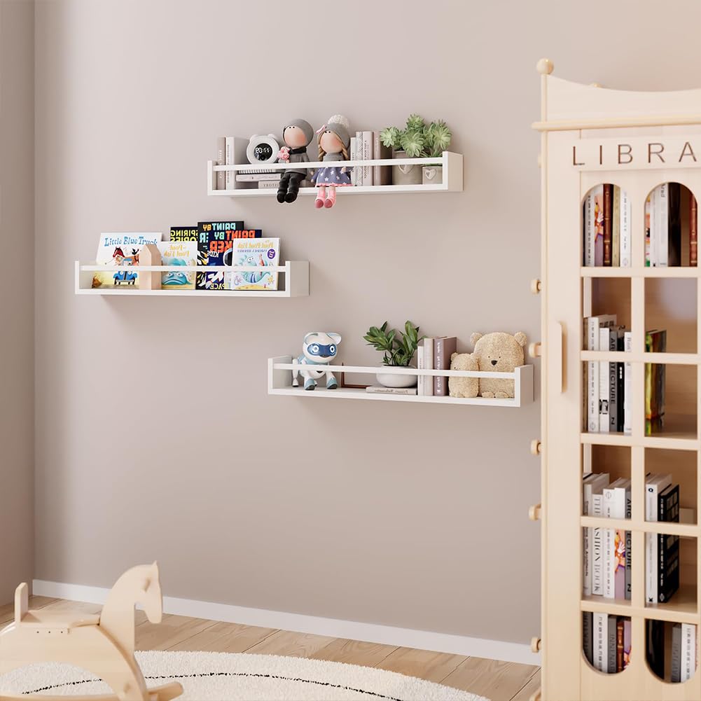 BAKAJI Set 3 Mensole da Parete in Legno, Scaffali a Muro Multiuso e Barra di Protezione Oggetti, Scaffalatura per Camera da Letto, Soggiorno, Cucina, Bagno, Libreria Salvaspazio 3 x 60 cm (Bianco)
