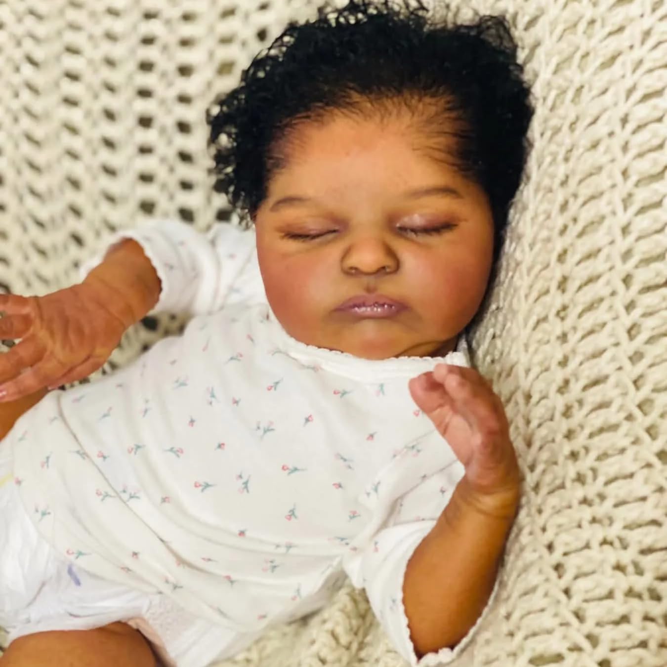 Realistyczne lalki Reborn Baby Dolls z miękkiego materiału, które wyglądają jak prawdziwe śpiące lalki niemowlęce, ciemnobrązowa skóra, miękki winyl, realistyczne lalki noworodka, zabawka