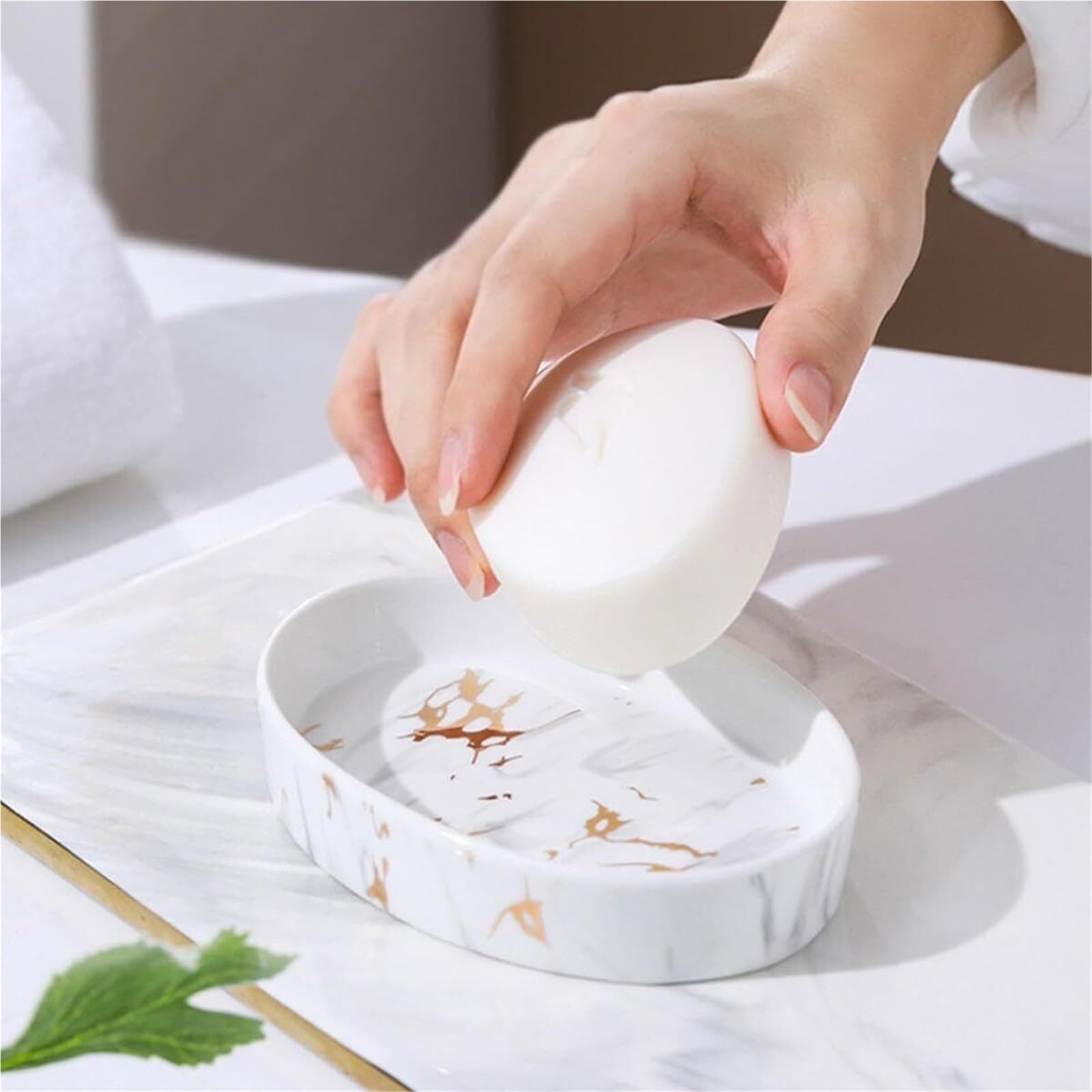 Set di accessori per il bagno Mobiletto in ceramica effetto marmo a 4 pezzi con dispenser di sapone, bicchiere e decorazione costiera Arredamento per gli affittuari